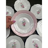 Vintage Teller Porzellan Kleine Weiße Rose, Schönes Set Von 6 Tellern Rosa Rose, Sowjetunion 70Er Jahre Stil Tischdekoration von VintageFromNick