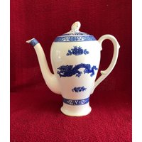 Royal Cauldon Blue Dragon Kaffee Keramik China Made in England Blau Weiß Mit Goldrand. Um 1930 von VioletsEmporiumStore