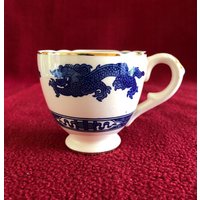 Royal Cauldon Blue Dragon Keramik China Demitasse Espresso Tasse Welle Rand Made in England Blau Weiß Mit Goldrand. Um 1930 von VioletsEmporiumStore