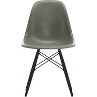 Vitra - Eames Fiberglass Side Chair DSW, Ahorn schwarz / Eames raw umber (Filzgleiter basic dark) von Vitra