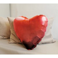 Rotes Herz Folienballon Realistisch Aussehendes Kissen, Ballon Rot Plüsch, Lustiges Süßes Gefülltes Party Dekokissen, Einzigartiges Geschenk Kind von WOWpillowStudio