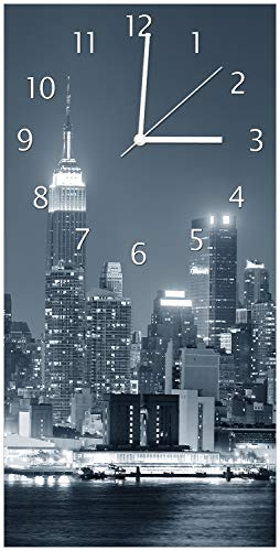 Wallario Design-Wanduhr New York Skyline - Schwarz Weiß Blau aus Glas, Motiv-Uhr Größe 30 x 60 cm, weiße Zeiger Wallario Design-Wanduhr New York Skyline - Schwarz Weiß Blau aus Glas, Motiv-Uhr Größe 30 x 60 cm, weiße Zeiger von Wallario