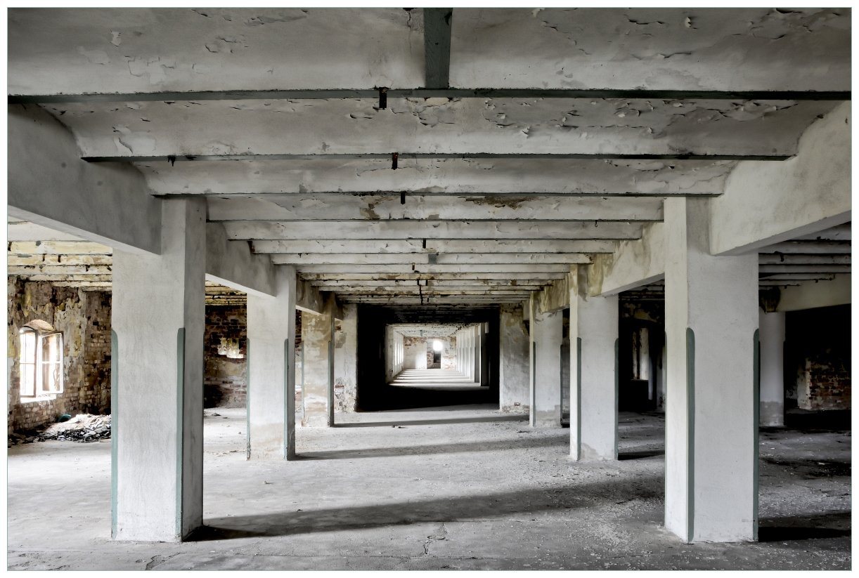 Wallario Vliestapete Alte Industriehalle - einsame Lagerhalle einer Brauerei, seidenmatte Oberfläche von Wallario