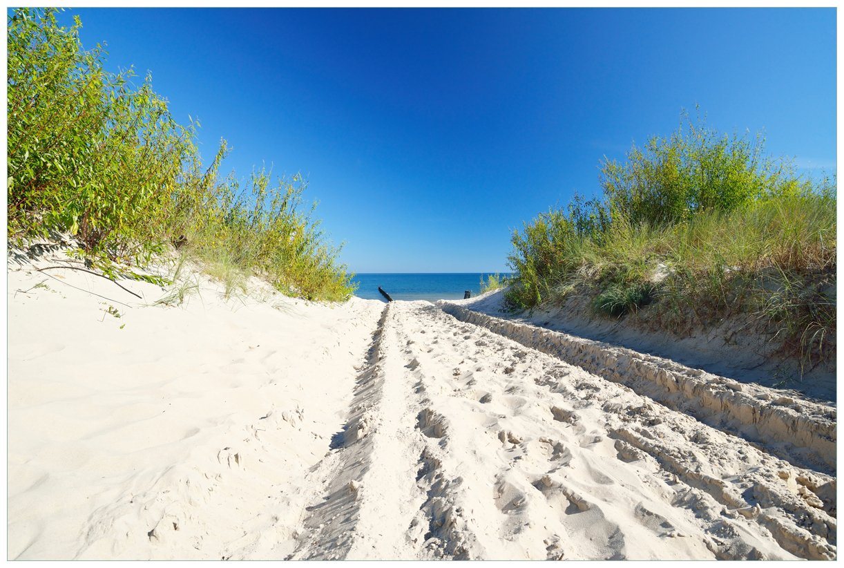 Wallario Vliestapete Auf dem Sandweg zum Strand - Blauer Himmel über dem Meer, seidenmatte Oberfläche von Wallario