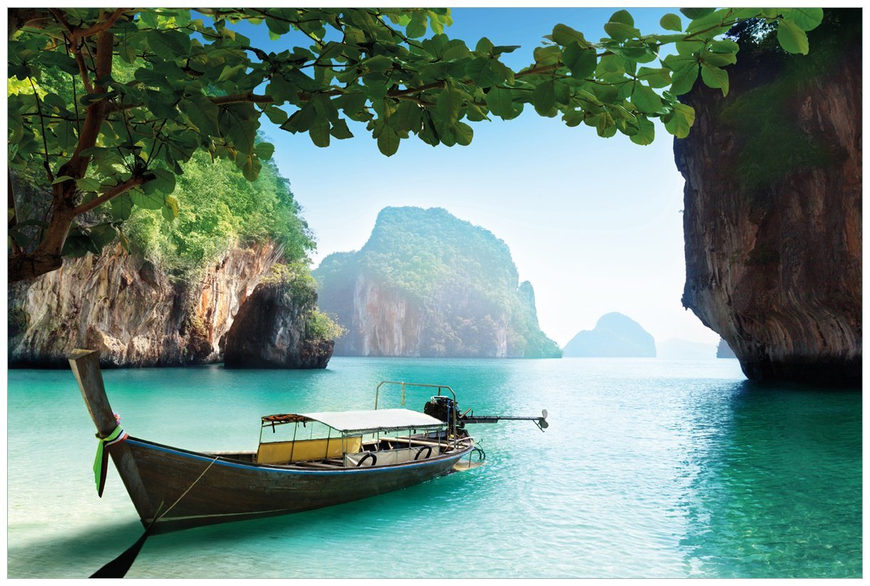 Wallario Vliestapete Fischerboot in Thailand blaues Meer und Steinfelsen, seidenmatte Oberfläche von Wallario