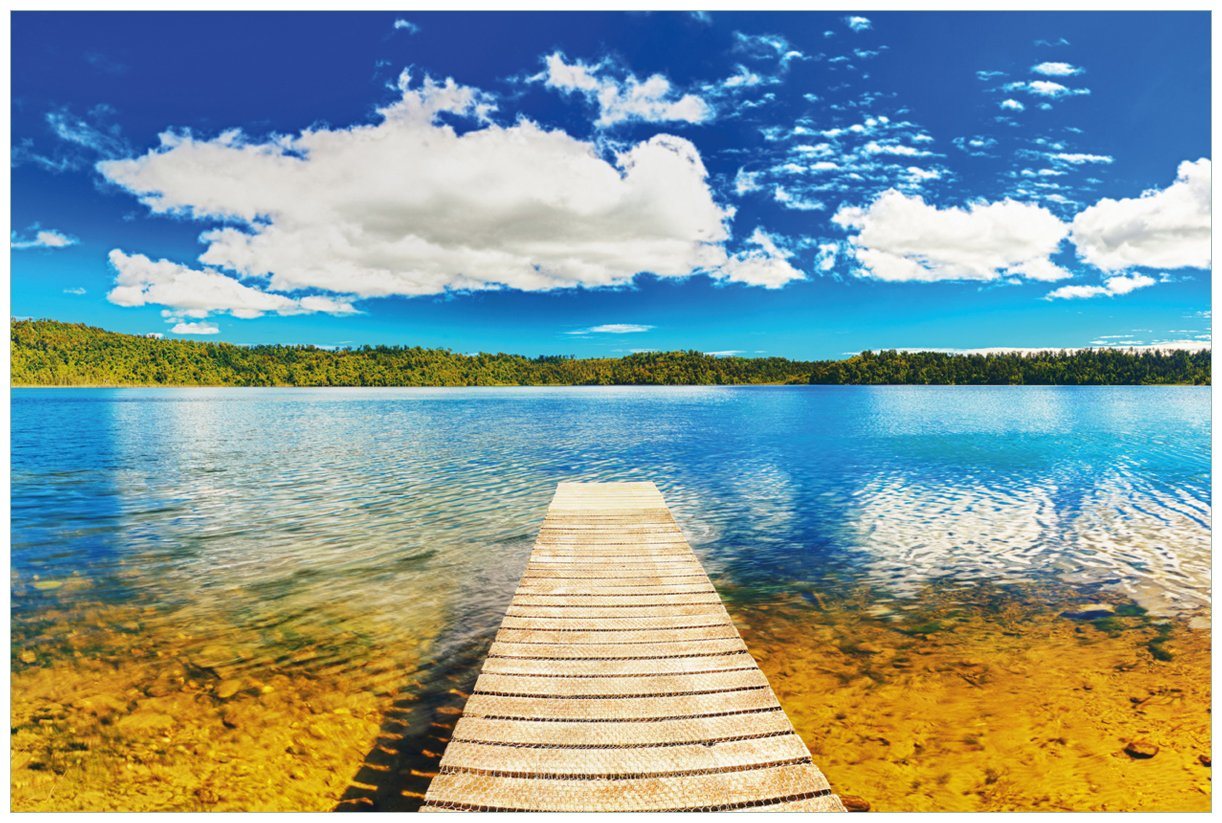 Wallario Vliestapete Klarer See mit Steg - Blauer Himmel, seidenmatte Oberfläche von Wallario