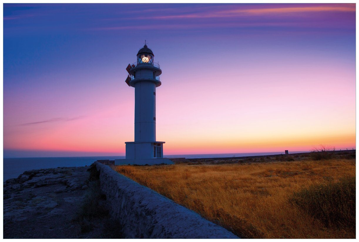 Wallario Vliestapete Leuchtturm am Abend auf den Balearen Malerischer Himmel, seidenmatte Oberfläche von Wallario