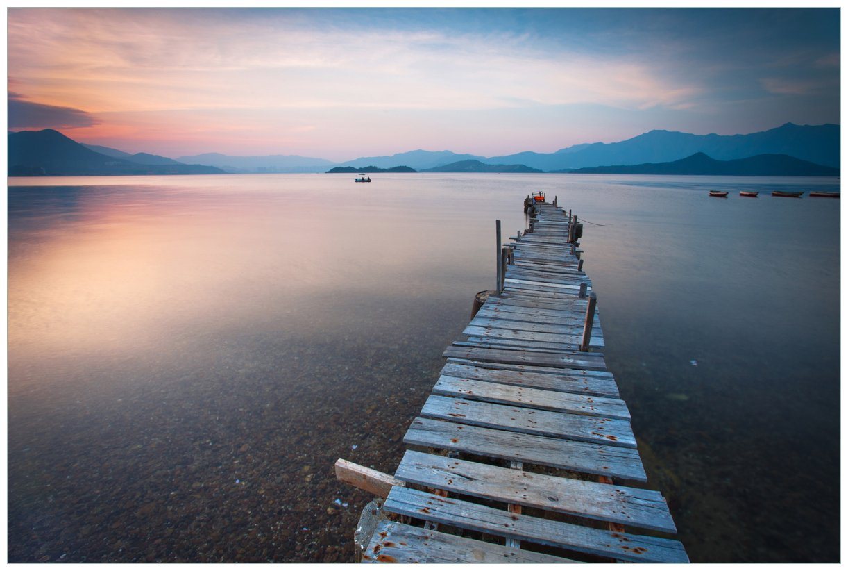 Wallario Vliestapete Steg am See- Idylle bei Sonnenuntergang, seidenmatte Oberfläche von Wallario