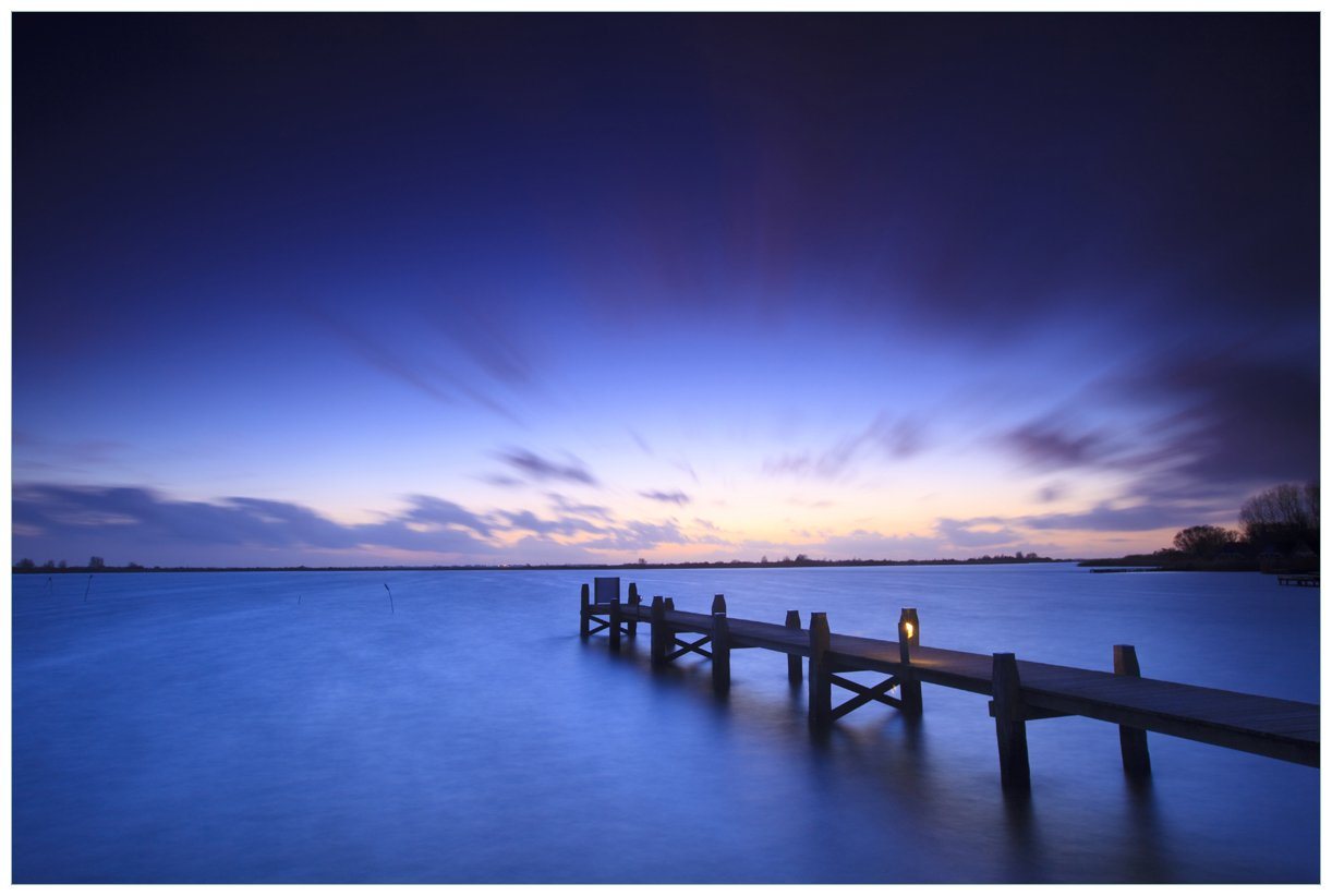 Wallario Vliestapete Steg bei Abenddämmerung - Blauer Himmel bei Nacht, seidenmatte Oberfläche von Wallario