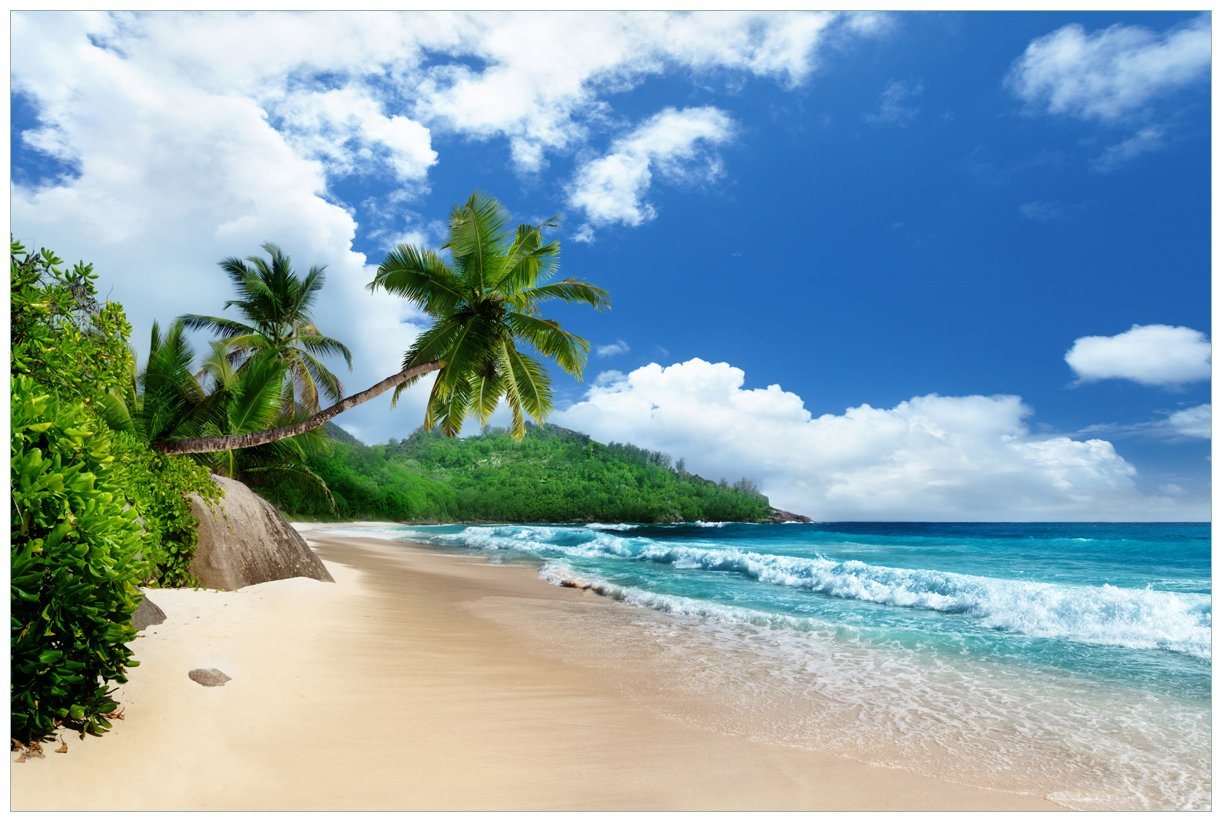 Wallario Vliestapete Urlaub auf den Seychellen unter Palmen am Sandstrand, seidenmatte Oberfläche von Wallario