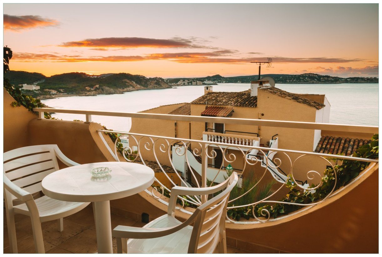 Wallario Wandfolie, Sommer in Spanien - Ausblick von einer schönen Terrasse auf das Meer, in verschiedenen Ausführungen von Wallario