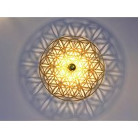 Wandlampe, Mattgold, Blume Des Lebens, Wandleuchte, Heilige Geometrie, Deckenlampe von WeareclosedStudio