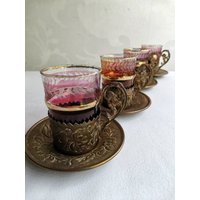 Set Aus Vier Antiken Glas-Kaffeetassen Mit Roter Schnittkante Und Kupferhalter Untertasse 1930Er Jahre Antike Tasse Untertassen Glas Kupfer von Werlie