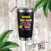 Helfende Kleine Hände Tun Big Things 20 Oz Isolierte Edelstahl Tumbler, 9 Tumbler Farben Zur Auswahl von WillowWaresCo