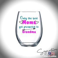 Personalisiert The Best Moms Get Promoted To Grandma 15 Oz Stemless Clear Wine Glass von WillowWaresCo