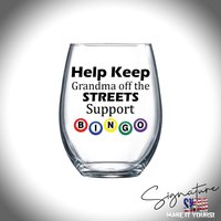 Personalisierte Keep Grandma Off The Streets, Support Bingo, 15 Oz Stemless Clear Wine Glass von WillowWaresCo