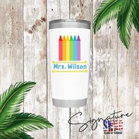 Personalisierter Lehrer Crayon 20 Oz Isolierter Edelstahl Tumbler, 9 Tumbler Farben Zur Auswahl von WillowWaresCo