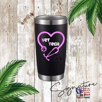 Personalisierter Vet Tech Retro Stethoskop 20 Oz Isolierter Edelstahl Tumbler, 9 Tumbler Farben Zur Auswahl von WillowWaresCo