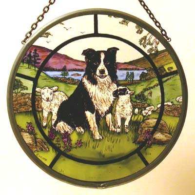 Dekorativer handbedruckter Buntglas-Fenster-Sonnenfänger/Roundel im Collie-Hund und Lämmchen-Design. von Winged Heart presented by Celtic Glass Designs