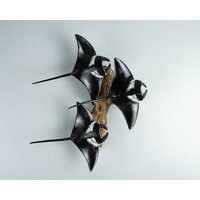 Schwarze Mantarochen-Trio-Wandstatue, Hängende Skulptur, Holzkunst, Bemalt, Einzigartig, Stranddekoration, Ozeandekoration, Raumdekoration von WoodGlassDecor