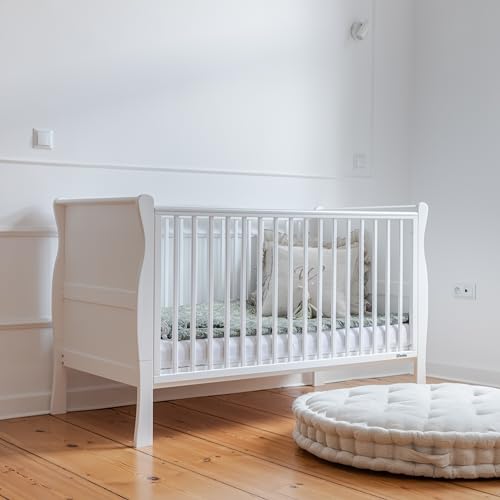 Woodies - Noble Cot Bed - 2in1 - Baby-Umbaubett - Gitterbett + Juniorbett - 140x70 cm - Vintage/Retrostil - Höhenverstellbar - mit Lattenrost und Schlupfsprossen - Kinderbett - Holz - Weiß von Woodies