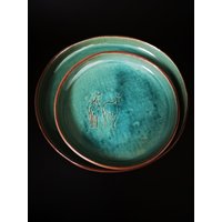 2Er Set Türkise Keramikteller | Teller Mit Eingraviertem Pferdedekor von YaelGronnerCeramics