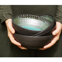 Set Von 2 Großen Pasta-Schalen, Handgemachte Keramik, Servier-Suppen-Schalen Ramen-Nudeln-Keramik-Schale Mit Gravierten Verzierungen von YaelGronnerCeramics