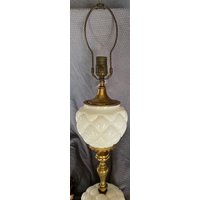 Antike Consolidated Glass Co. Milchglas Getuftete Kissen Keks Glas Lampe von YourBoyfriendsGoods