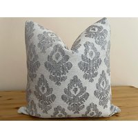 Grauer Outdoor-Kissenbezug, Block-Print Inspiriertes Kissen, Outdoor-Kissen, Texturiert von aleygoods