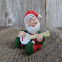 Vintage Musical Elfe Ornament Santa Hut Gitarre Mandoline Laute Keramik von atgrandmastable