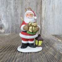 Vintage Weihnachtsmann Mit Kranz Und Laterne Figur Homco Dorfszene Keramik 8742 von atgrandmastable