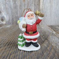 Vintage Weihnachtsmann Tragesack Und Glöckchen Figur Homco Dorfszene Keramik 8742 von atgrandmastable