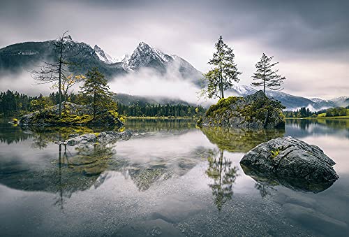 Fototapete Berge See Wald Nebel Schlafzimmer Wohnzimmer | 3,84 m x 2,6 m | Grün, Grau, Weiß, Blau von awallo