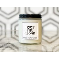 Trust The Cloak - Buchzitat Buchkerze Fiction Kerzen Geschenke Handgegossene Sojakerze von bookedcandleco