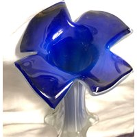 Vintage Kunst Glasvase Überlagert Blau Und Klares Gezogenes Glas Mit Blumen-Design Geformt Top Sale von familyjewelsatlanta