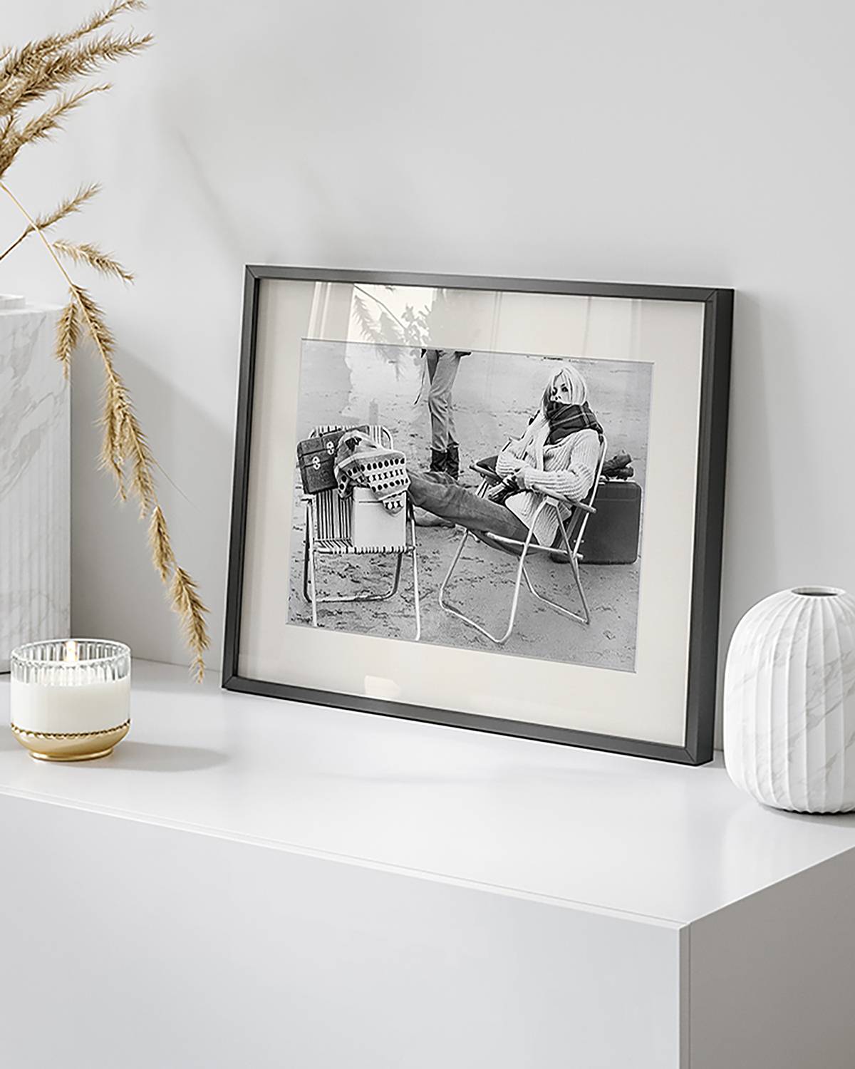home24 Bild Brigitte Bardot Loves Winter Rahmen: Buche Massiv, lackiert Abdeckung: Acrylglas Multicolor 32 x 42cm home24 Bild Brigitte Bardot Loves Winter Rahmen: Buche Massiv, lackiert Abdeckung: Acrylglas Multicolor 32 x 42cm von home24