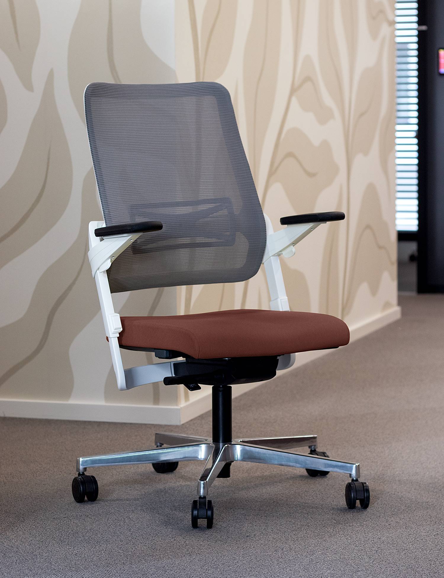 home24 Ergonomischer Bürostuhl XILIUM TYP A 58 x 101 x 67cm Rot/Braun/Weiß/Rotbraun home24 Ergonomischer Bürostuhl XILIUM TYP A 58 x 101 x 67cm Rot/Braun/Weiß/Rotbraun von home24
