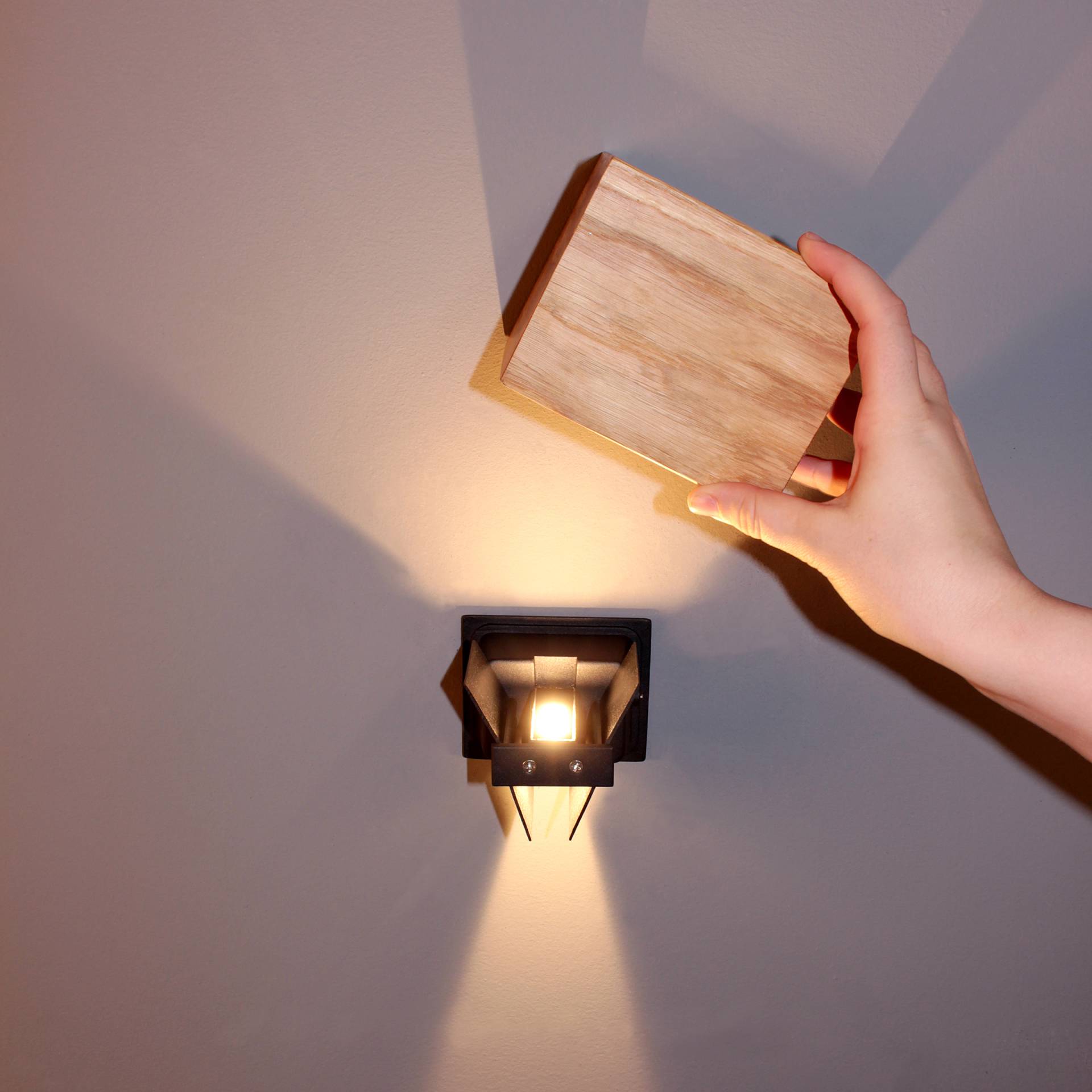 home24 LED-Wandleuchte Wood 13 x 10 x 12cm Holz 2 Eisen, lackiert Eiche Massiv, geölt LED-Platine home24 LED-Wandleuchte Wood 13 x 10 x 12cm Holz 2 Eisen, lackiert Eiche Massiv, geölt LED-Platine von home24