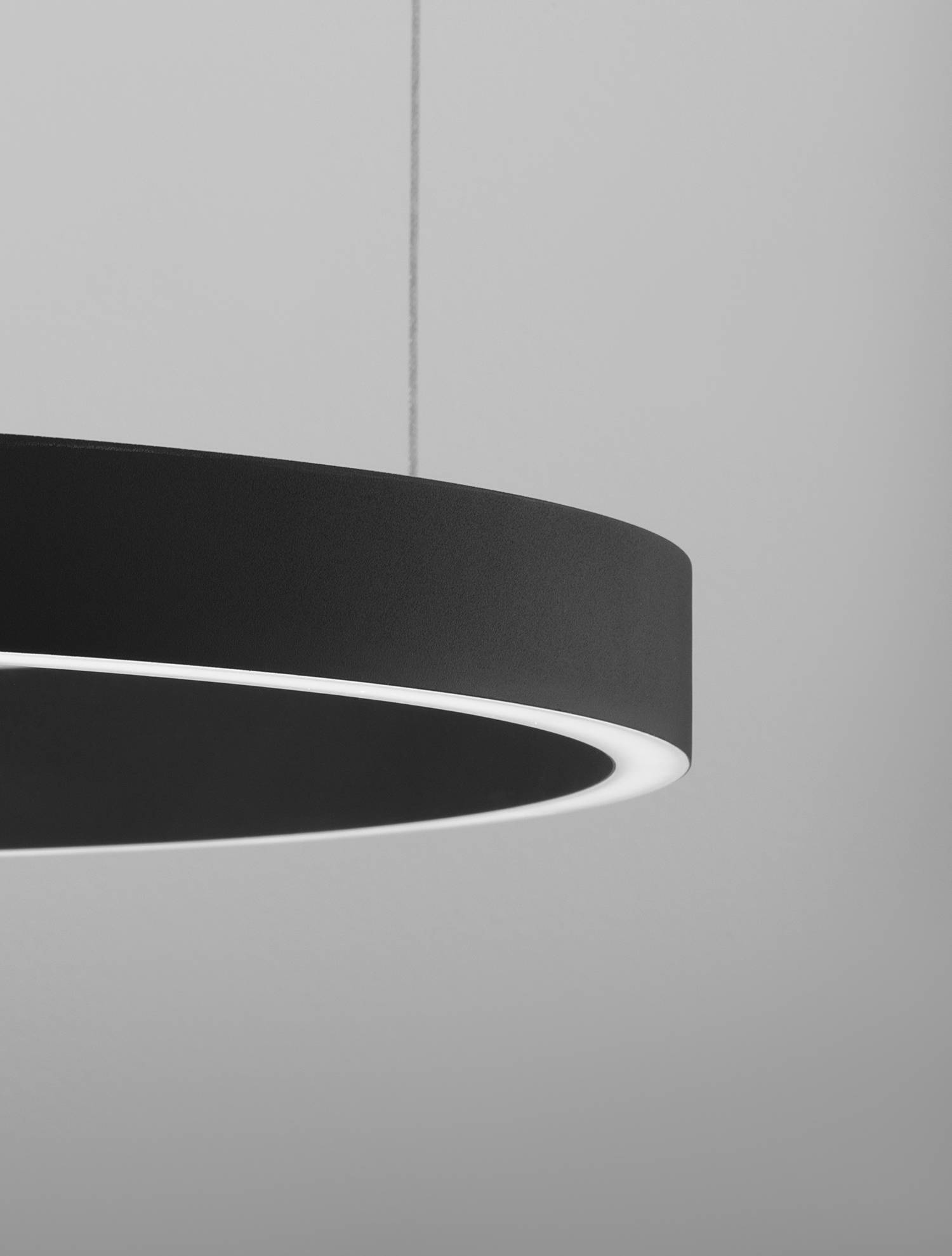 home24 Pendelleuchte Elowen Ø 60cm Schwarz/Schwarz Kabel ABS, Fassung ABS, Baldachin Aluminium, Gehäuse Leuchte Aluminium Nicht austauschbare LEDs home24 Pendelleuchte Elowen Ø 60cm Schwarz/Schwarz Kabel ABS, Fassung ABS, Baldachin Aluminium, Gehäuse Leuchte Aluminium Nicht austauschbare LEDs von home24