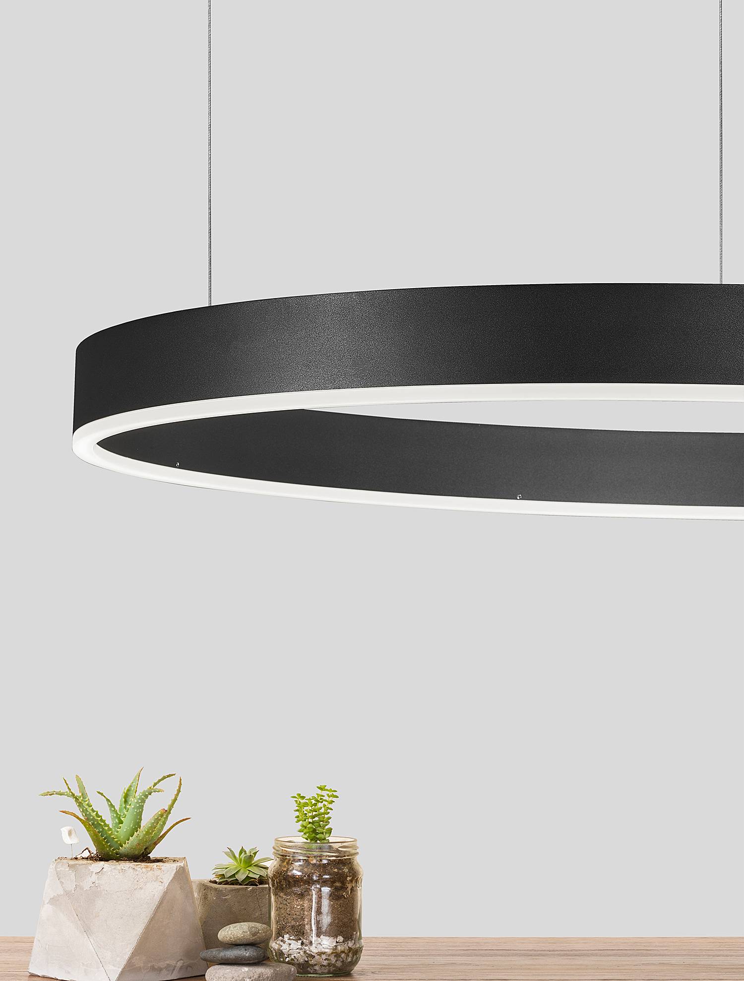 home24 Pendelleuchte Motif Typ B Ø 80cm Schwarz/Schwarz Kabel ABS, Fassung ABS, Baldachin Aluminium, Gehäuse Leuchte Aluminium Nicht austauschbare home24 Pendelleuchte Motif Typ B Ø 80cm Schwarz/Schwarz Kabel ABS, Fassung ABS, Baldachin Aluminium, Gehäuse Leuchte Aluminium Nicht austauschbare von home24