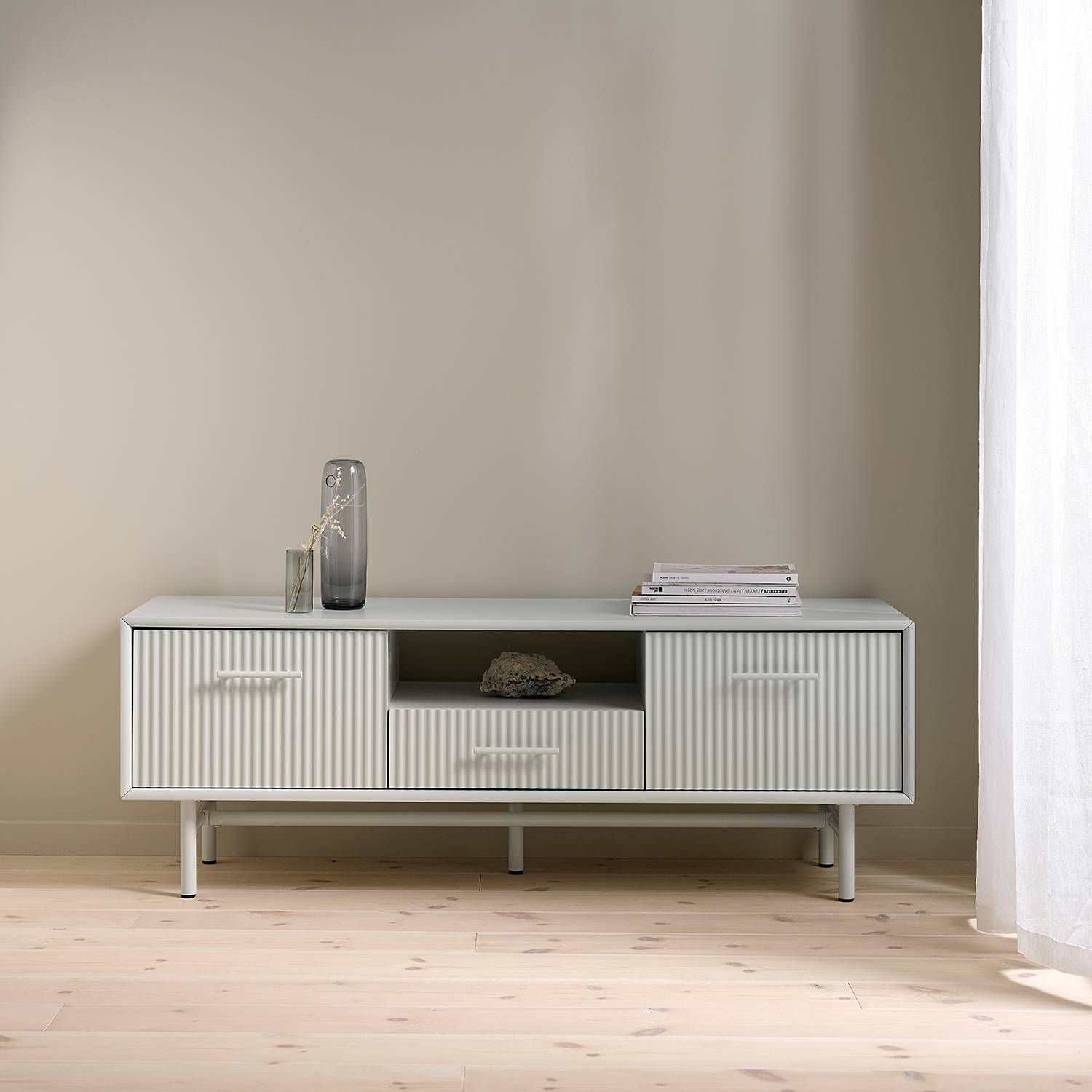 home24 TV-Lowboard Front & Korpus: MDF Mitteldichte Holzfaserplatte , lackiert Gestell: Metall, pulverbeschichtet Grau/Beige 140 x 50 x 45cm home24 TV-Lowboard Front & Korpus: MDF Mitteldichte Holzfaserplatte , lackiert Gestell: Metall, pulverbeschichtet Grau/Beige 140 x 50 x 45cm von home24