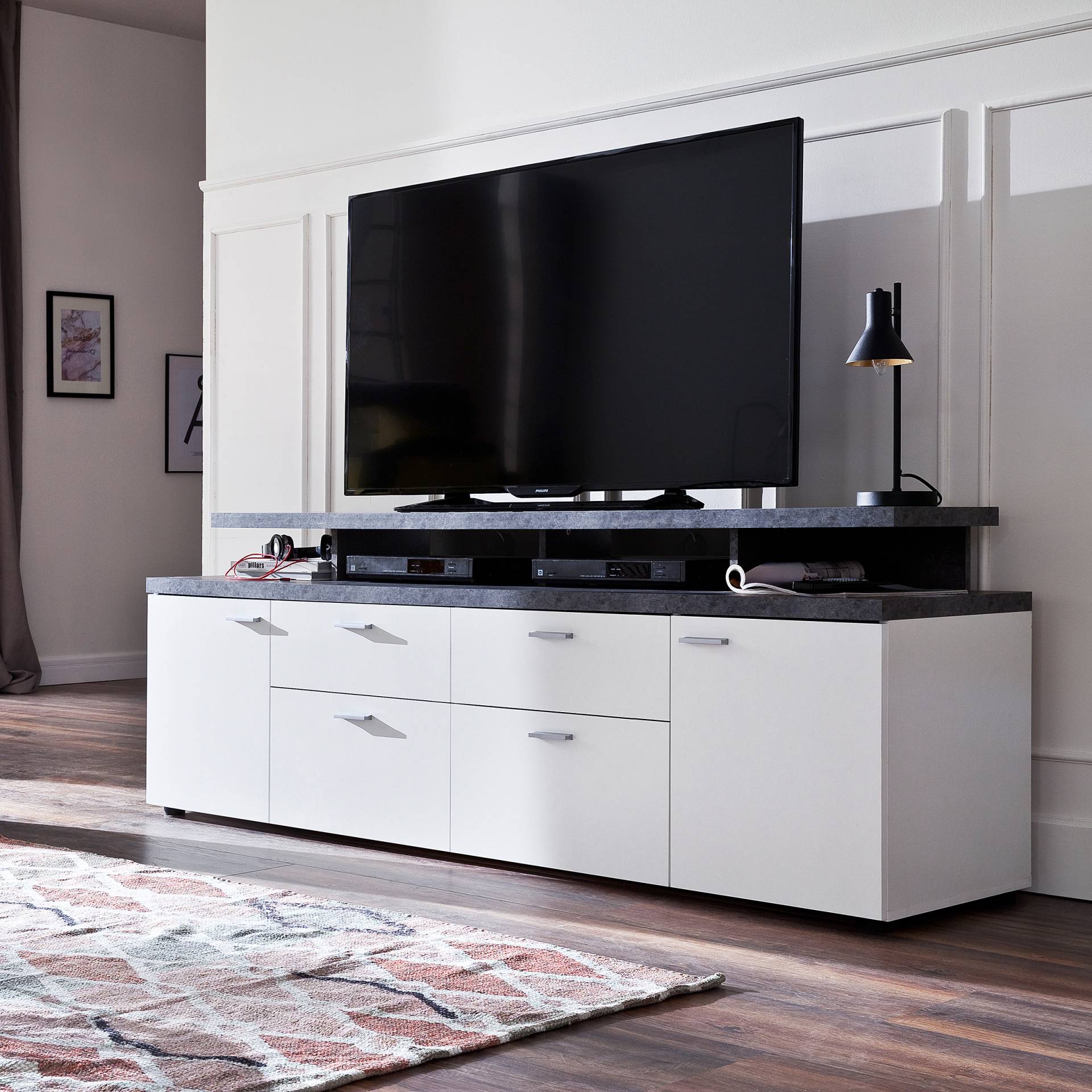 home24 TV-Lowboard Media Spanplatte, beschichtet Braun/Weiß/Hochglanz Weiß 180 x 66 x 47cm home24 TV-Lowboard Media Spanplatte, beschichtet Braun/Weiß/Hochglanz Weiß 180 x 66 x 47cm von home24