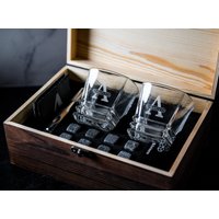 Benutzerdefiniertes Hochzeitsgeschenk, Personalisiertes Whisky-Box-Geschenkset Für Ihn, Gravierte Scotch-Gläser, Whiskysteine, Steinuntersetzer von leftcoastweddings