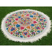 Runder Woll Teppich Kashmiri Namda Hand Gefilzt Und Bestickt | Blumenmuster Mandala Weißer Für Schlafzimmer Oder Boho Wanddeko von theshantihome