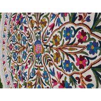 Runder Woll Teppich Kashmiri Namda Hand Gefilzt Und Bestickt | Blumenmuster Mandala Weißer Für Schlafzimmer Oder Boho Wanddeko von theshantihome