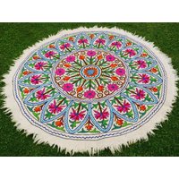 Runder Woll Teppich Kashmiri Namda Hand Gefilzt Und Bestickt | Blumenmuster Mandala Weißer Für Schlafzimmer Oder Boho Wanddeko von theshantihome